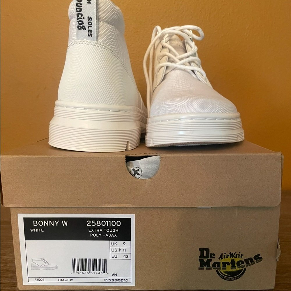 Dr. Martens White Bonny W Boots